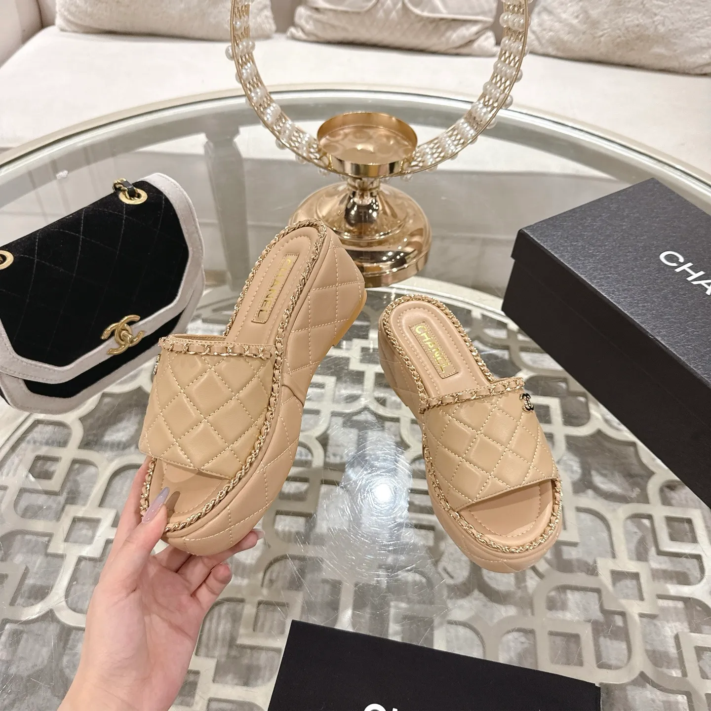 👟👟Ex-factory price 600👟👟 𝐂𝐇𝐀𝐍𝐄𝐋 | Xiaoxiang 25𝐬𝐬 🦋2025 Spring and Summer New Products Counter Classic Xiaoxiang Double C Diamond Chain Slippers Series New〰 🍬 The absolute best in the BS fashion circle. Matching will perform meticulously Minimalist, classic elements that will never fade away 💋 Show unique dressing style, too beautiful to say anything. A must-have for summer... Upper: Original high-customized lambskin Lining: Imported mixed sheepskin lining Outsole: Original molded non-slip outsole Shoe size: 35-39 (34.40.41.42 customization is not returnable)